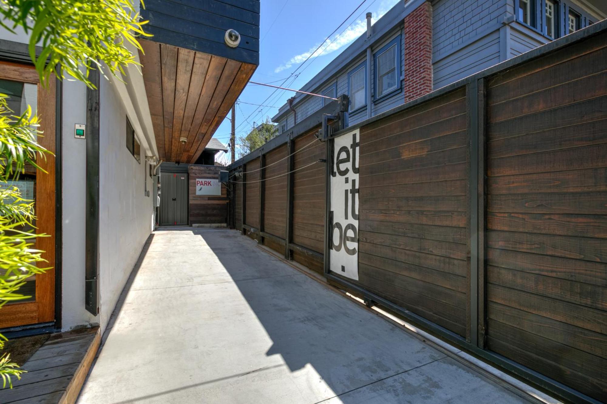Venice Beach Studio With Large Private Patio Steps To The Beach Los Angeles Bagian luar foto