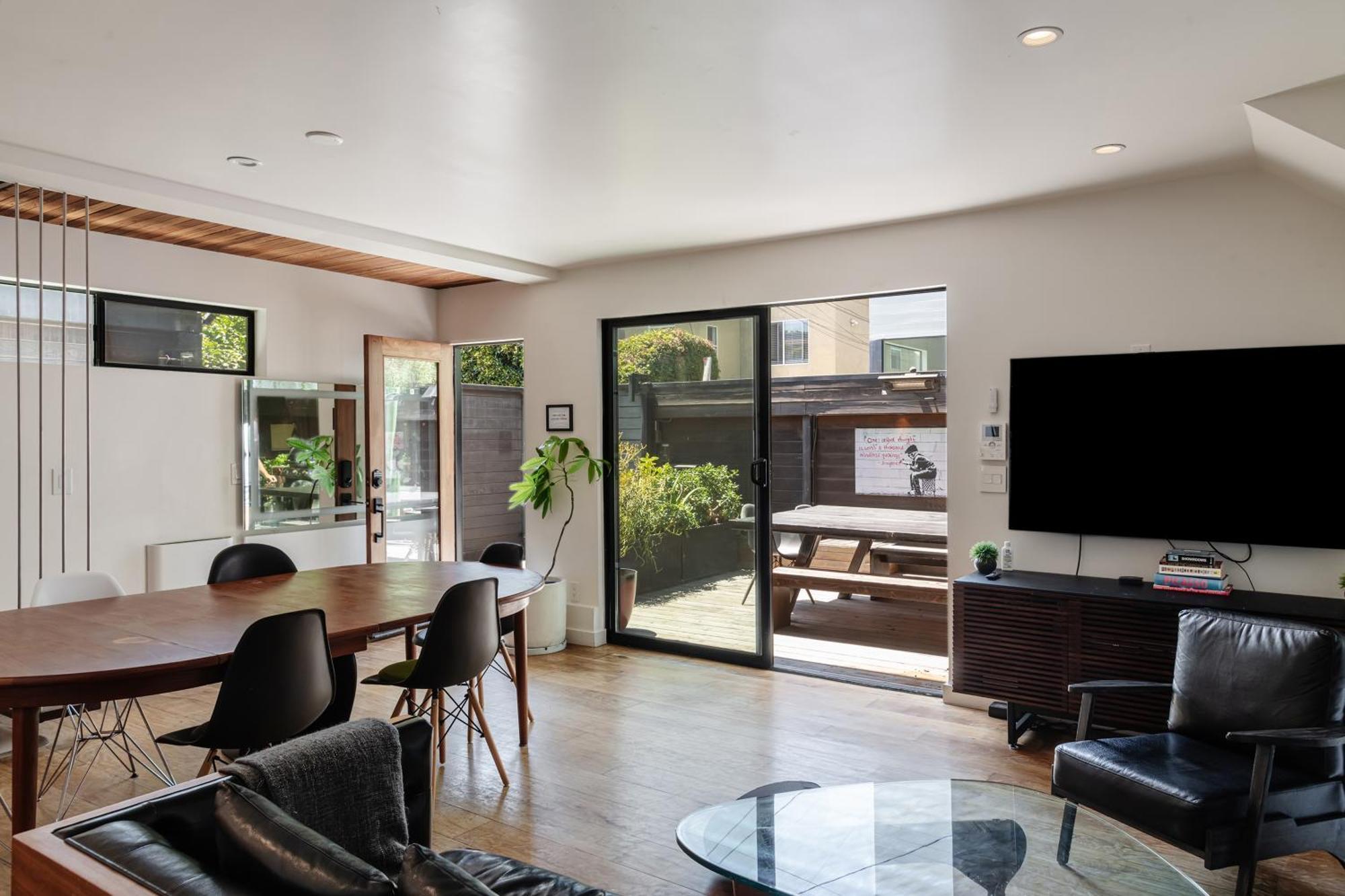 Venice Beach Studio With Large Private Patio Steps To The Beach Los Angeles Bagian luar foto