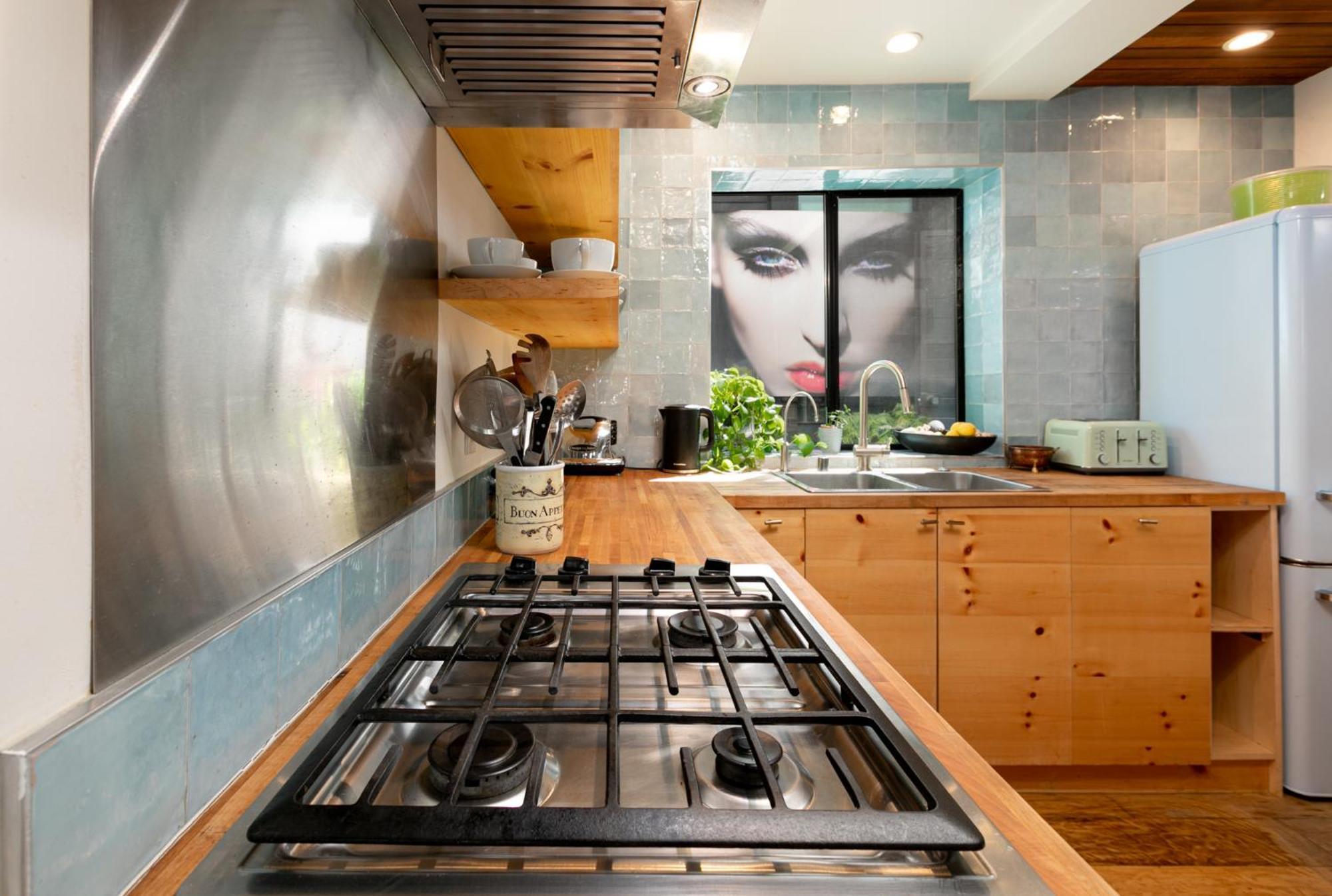 Venice Beach Studio With Large Private Patio Steps To The Beach Los Angeles Bagian luar foto