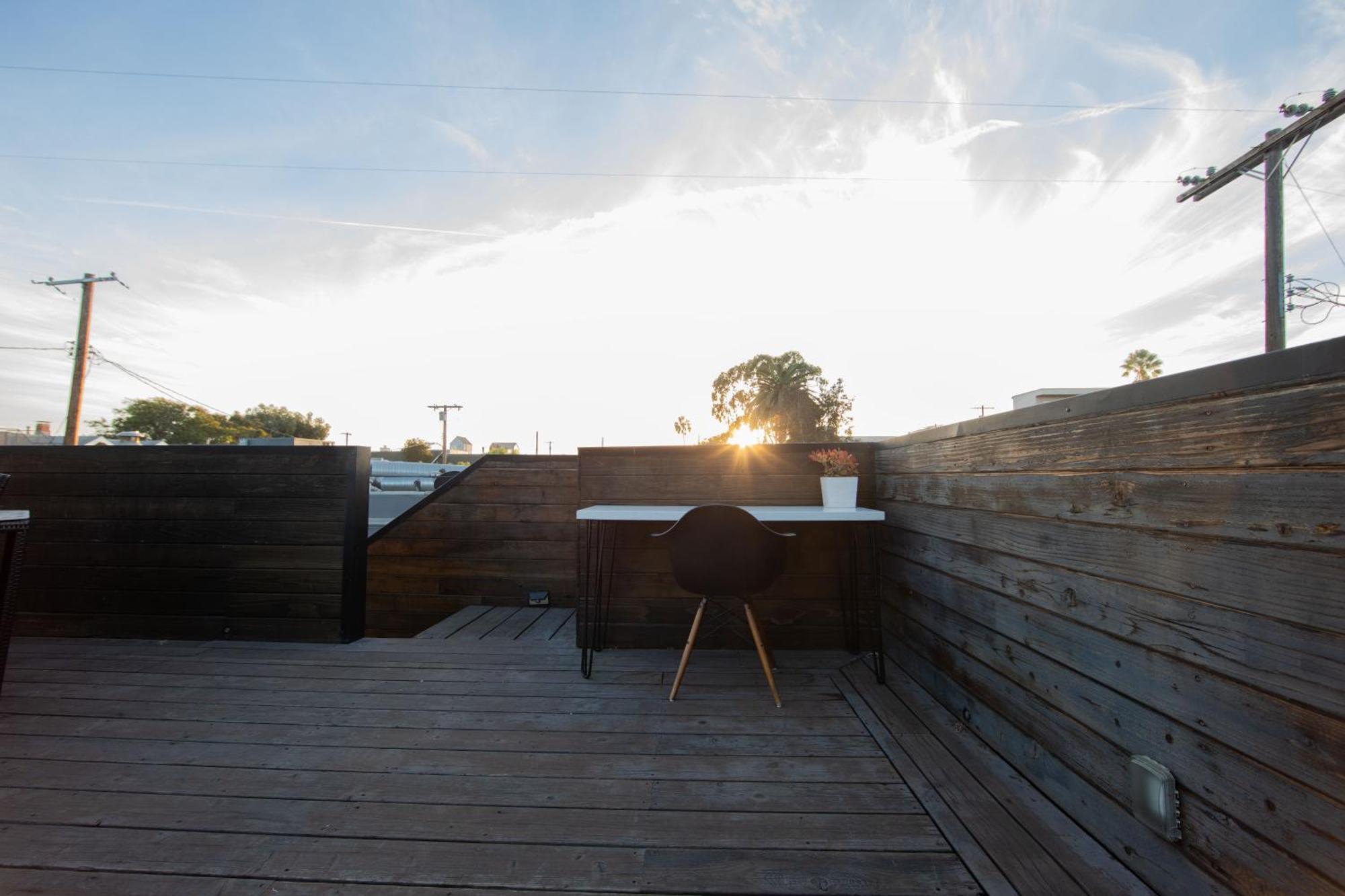Venice Beach Studio With Large Private Patio Steps To The Beach Los Angeles Bagian luar foto