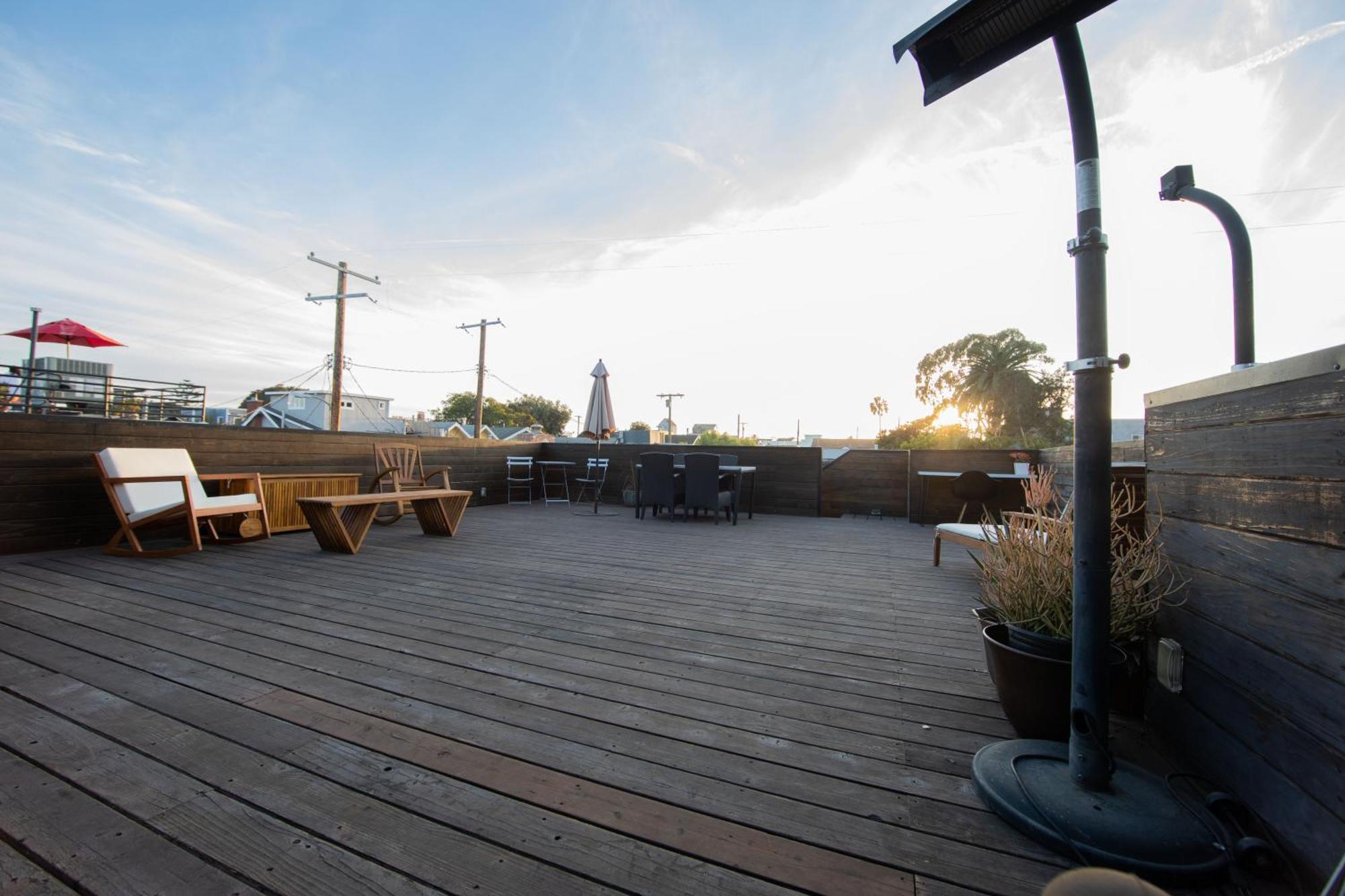 Venice Beach Studio With Large Private Patio Steps To The Beach Los Angeles Bagian luar foto