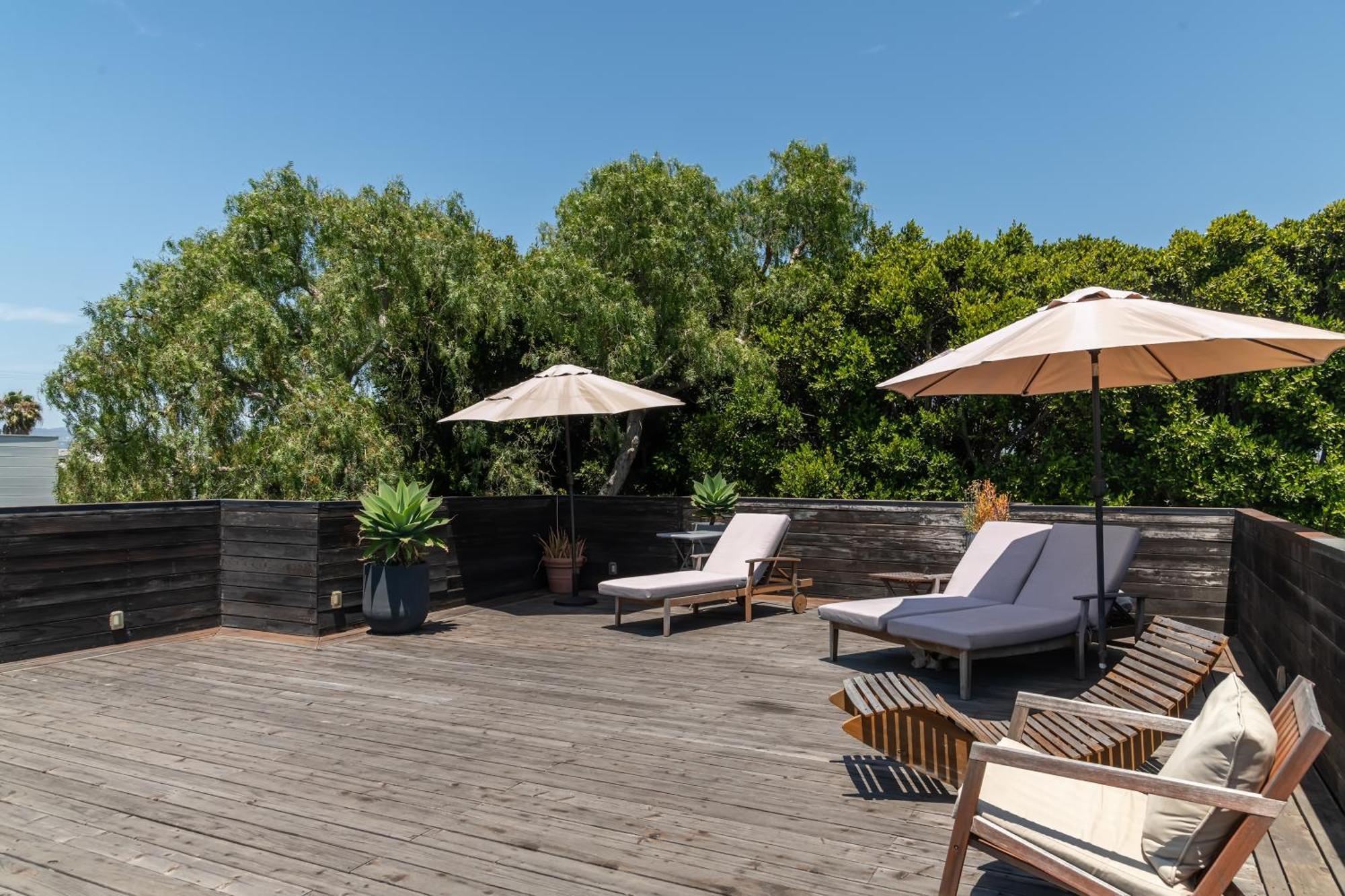 Venice Beach Studio With Large Private Patio Steps To The Beach Los Angeles Bagian luar foto