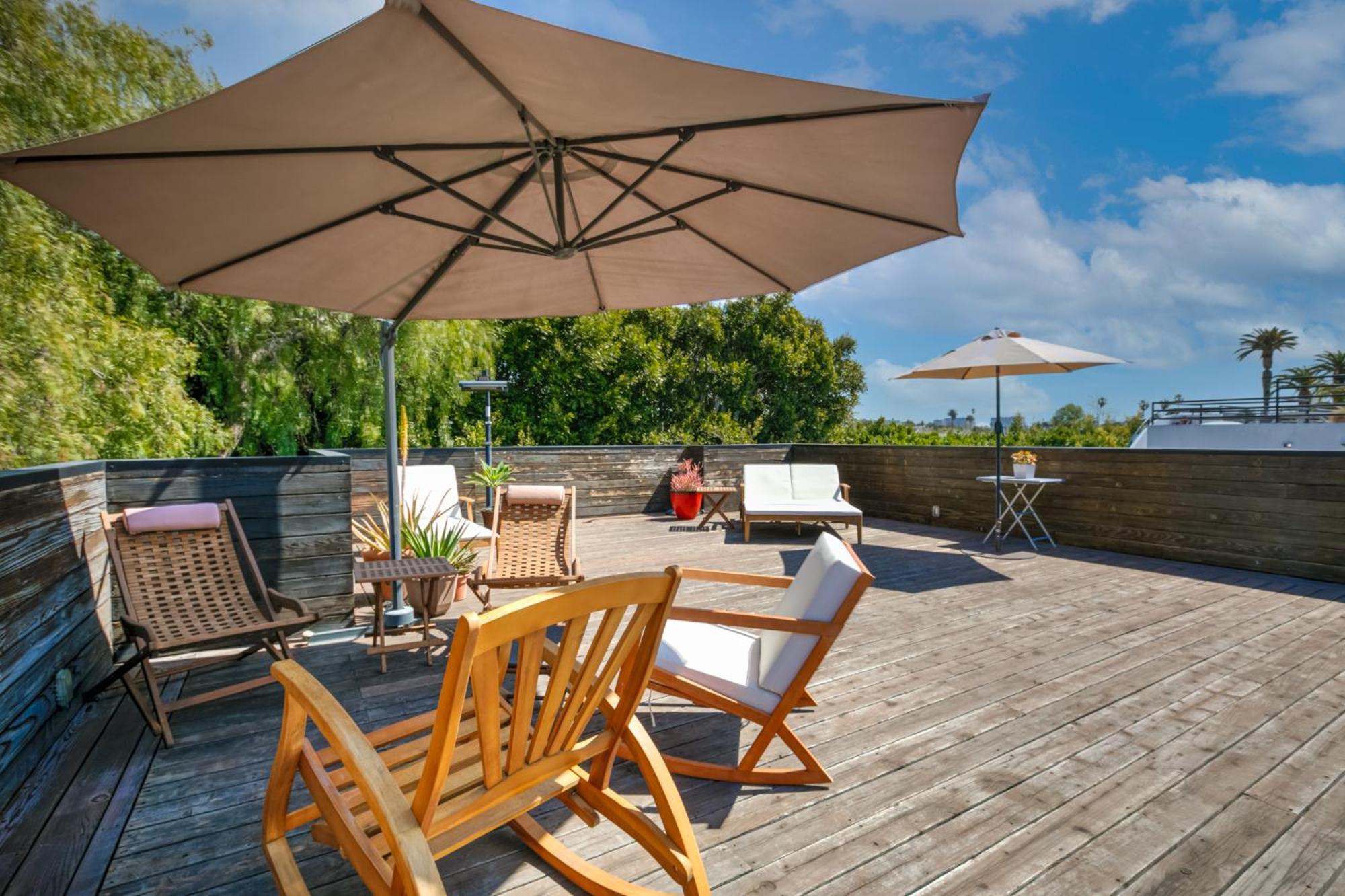 Venice Beach Studio With Large Private Patio Steps To The Beach Los Angeles Bagian luar foto
