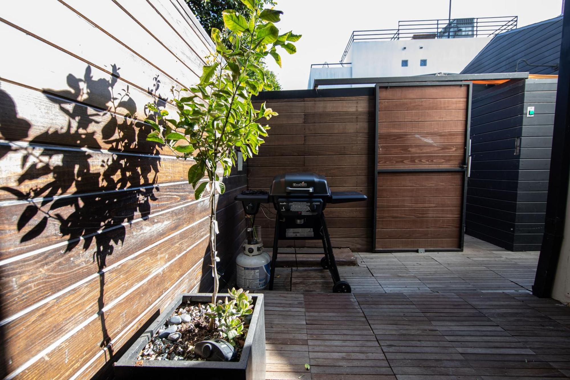 Venice Beach Studio With Large Private Patio Steps To The Beach Los Angeles Bagian luar foto