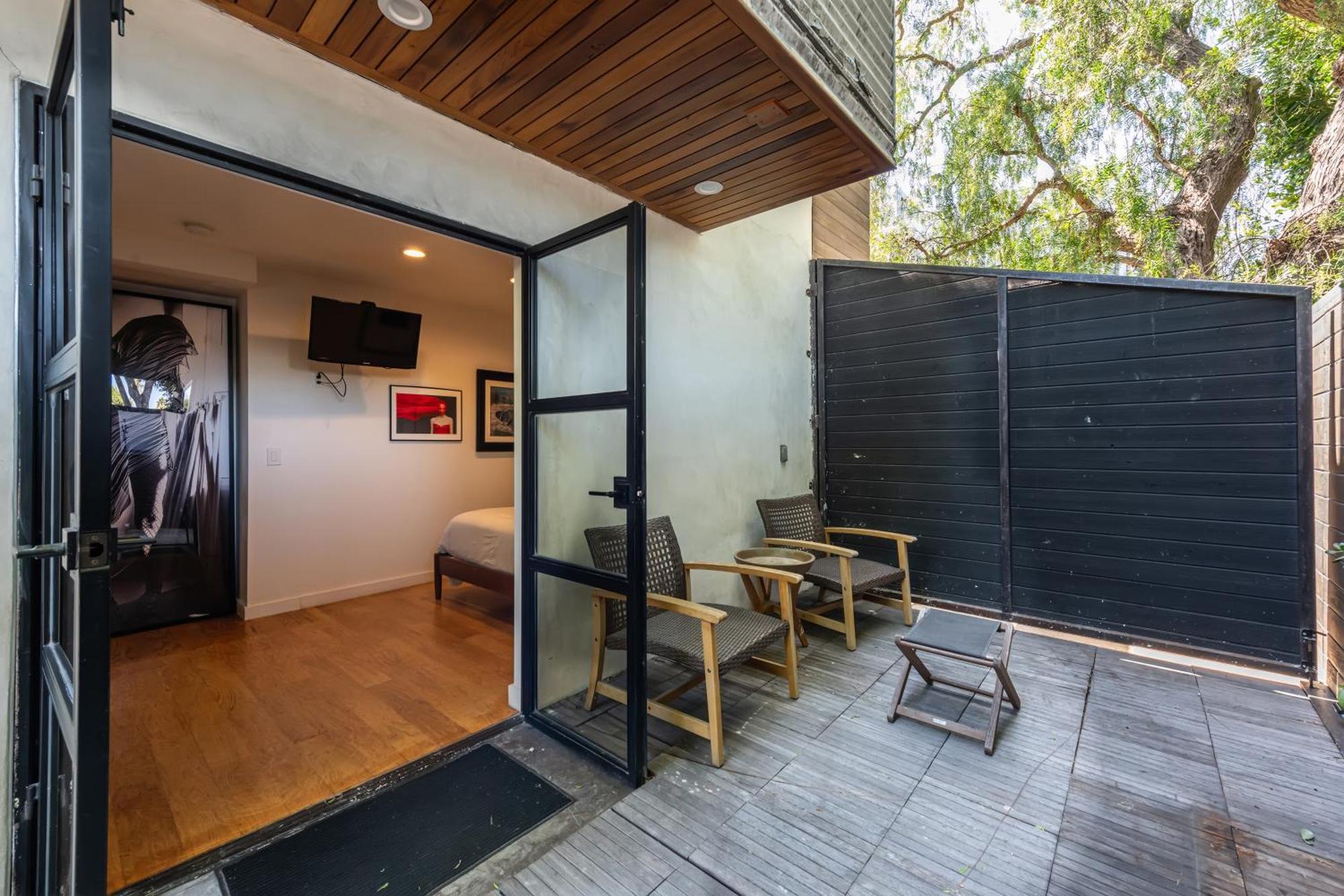 Venice Beach Studio With Large Private Patio Steps To The Beach Los Angeles Bagian luar foto