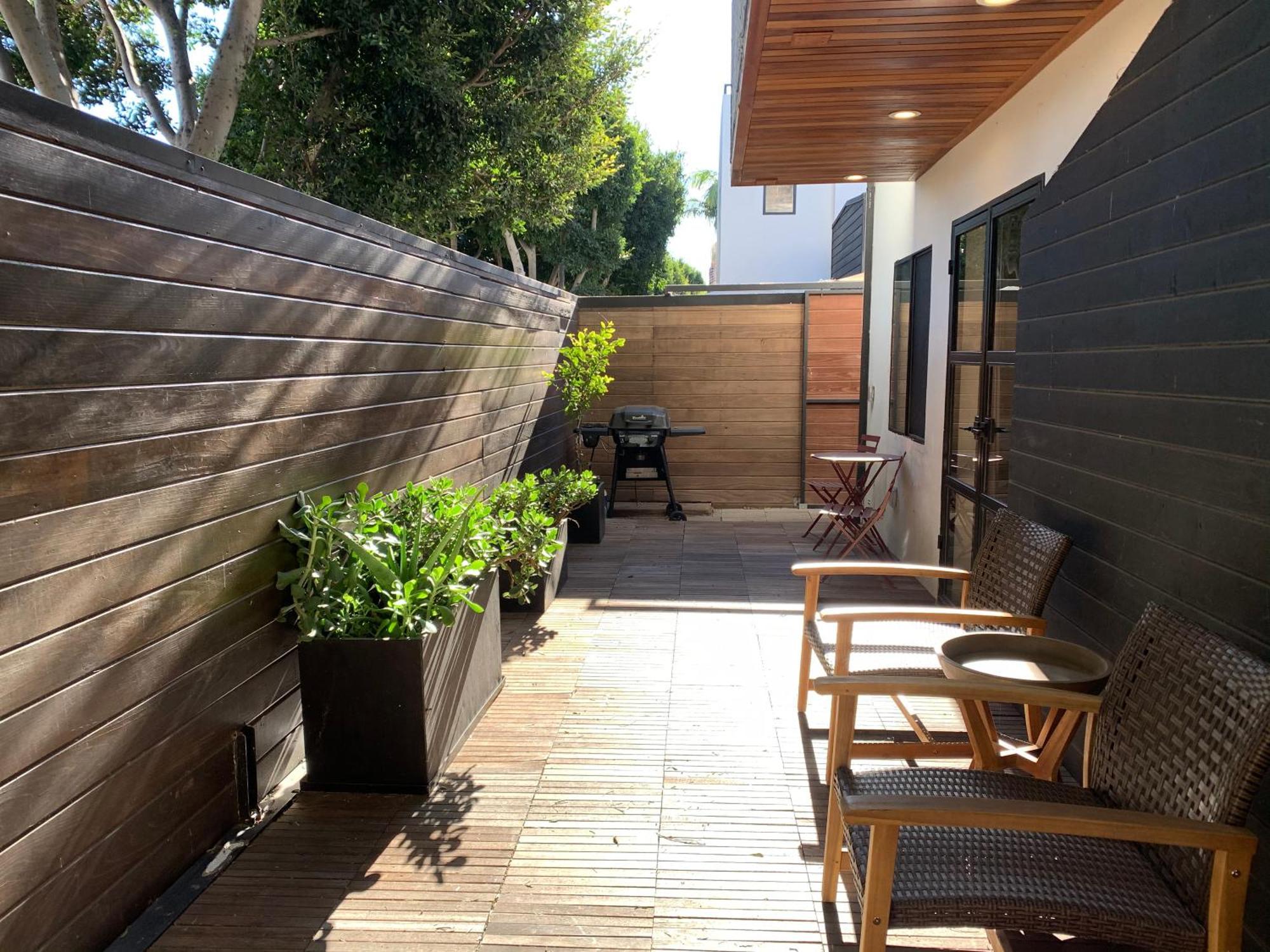 Venice Beach Studio With Large Private Patio Steps To The Beach Los Angeles Bagian luar foto