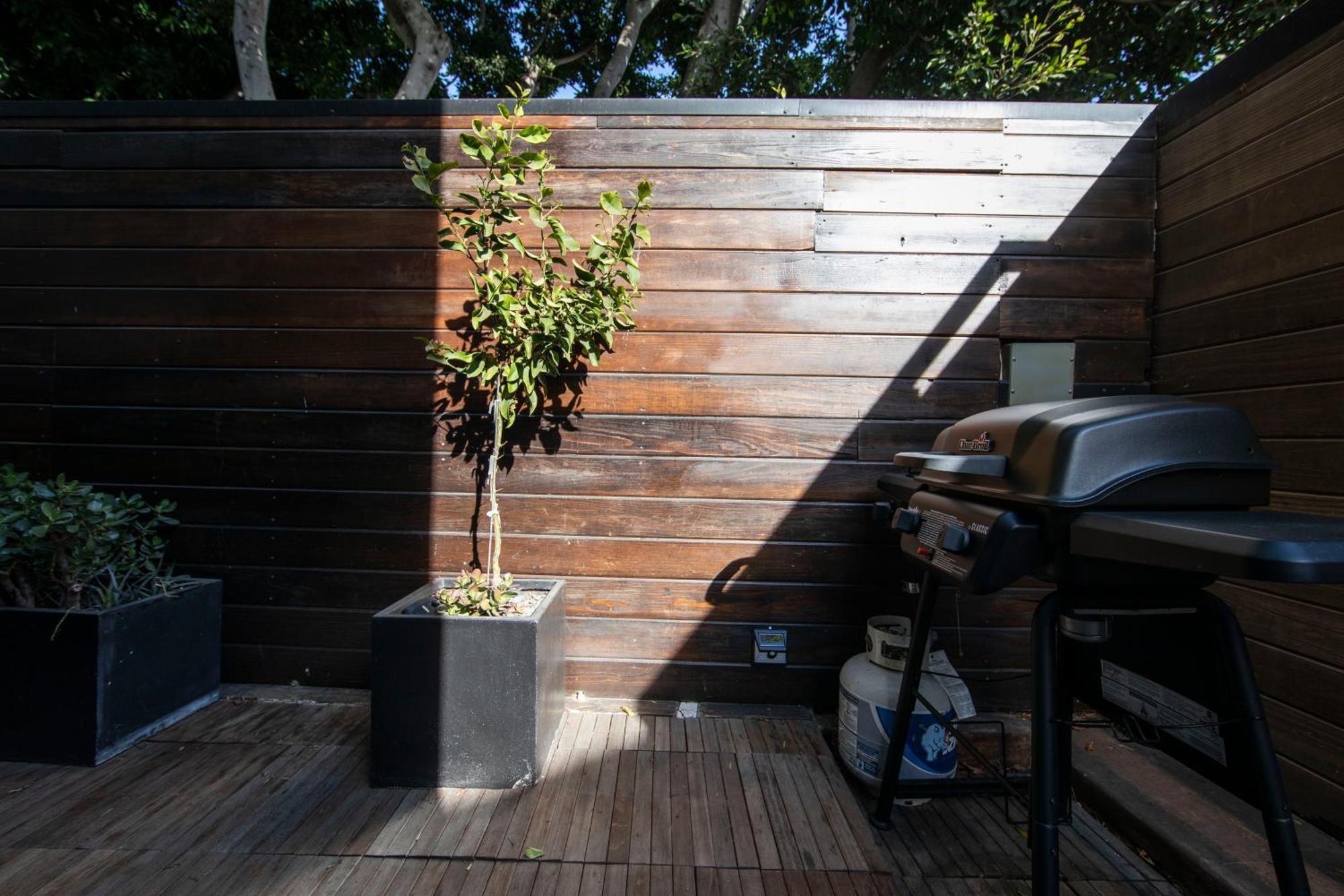Venice Beach Studio With Large Private Patio Steps To The Beach Los Angeles Bagian luar foto