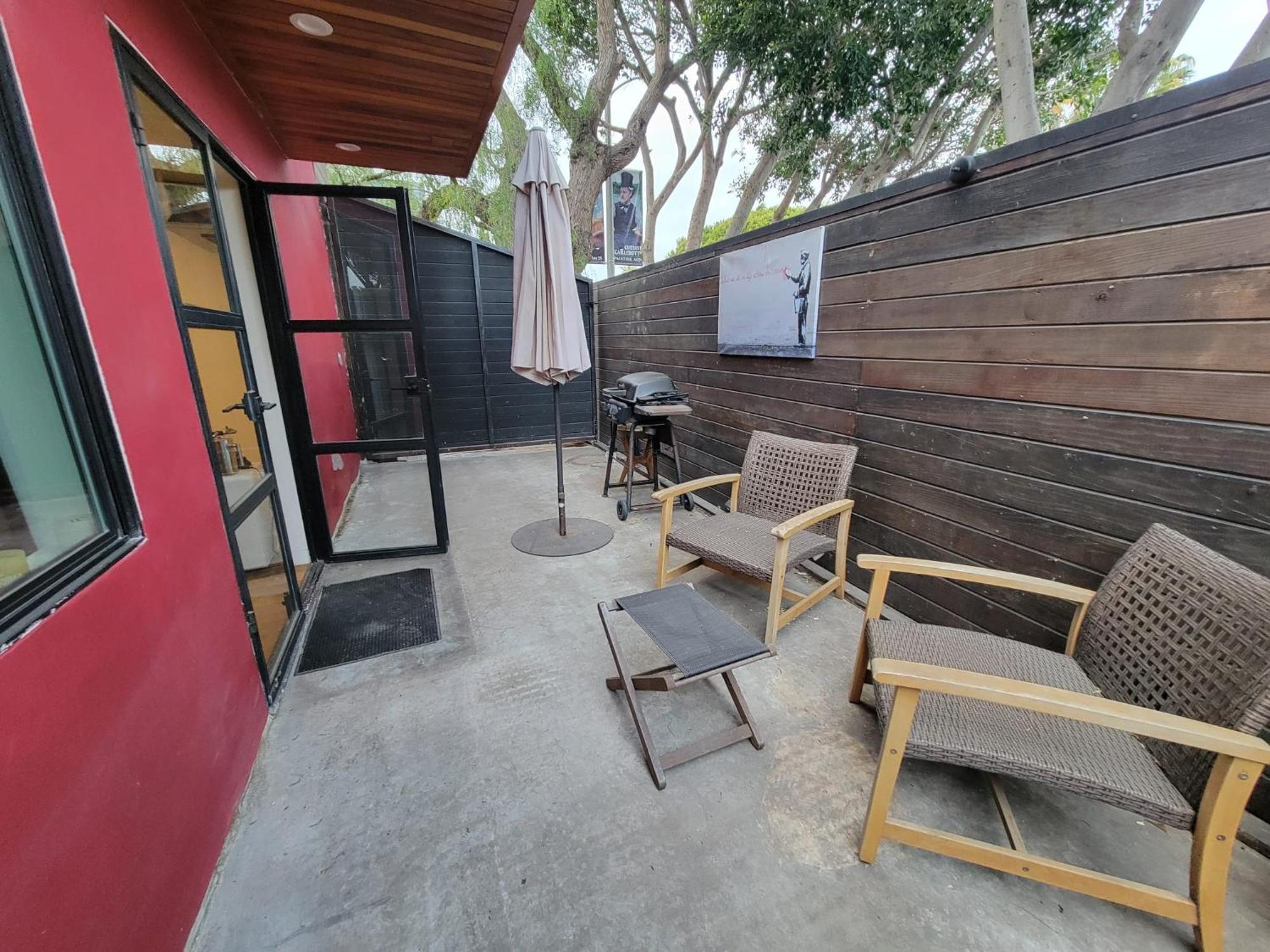 Venice Beach Studio With Large Private Patio Steps To The Beach Los Angeles Bagian luar foto