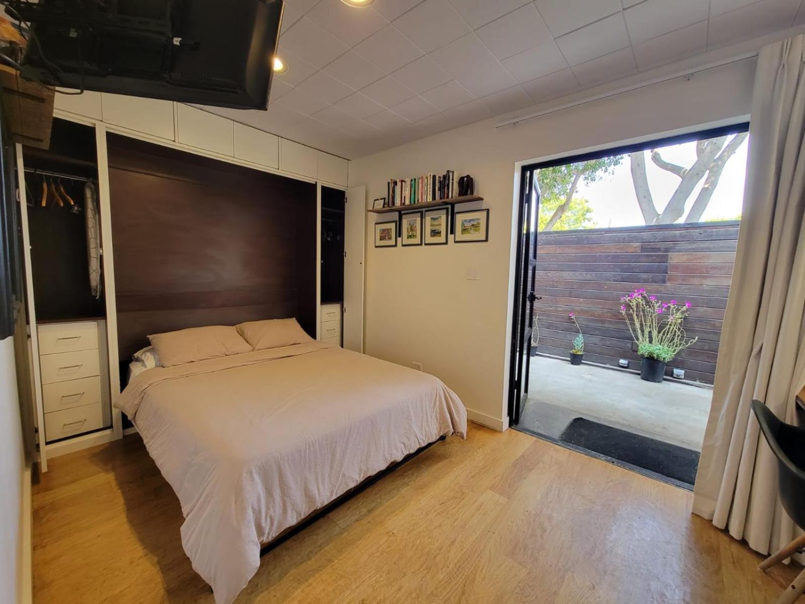 Venice Beach Studio With Large Private Patio Steps To The Beach Los Angeles Bagian luar foto